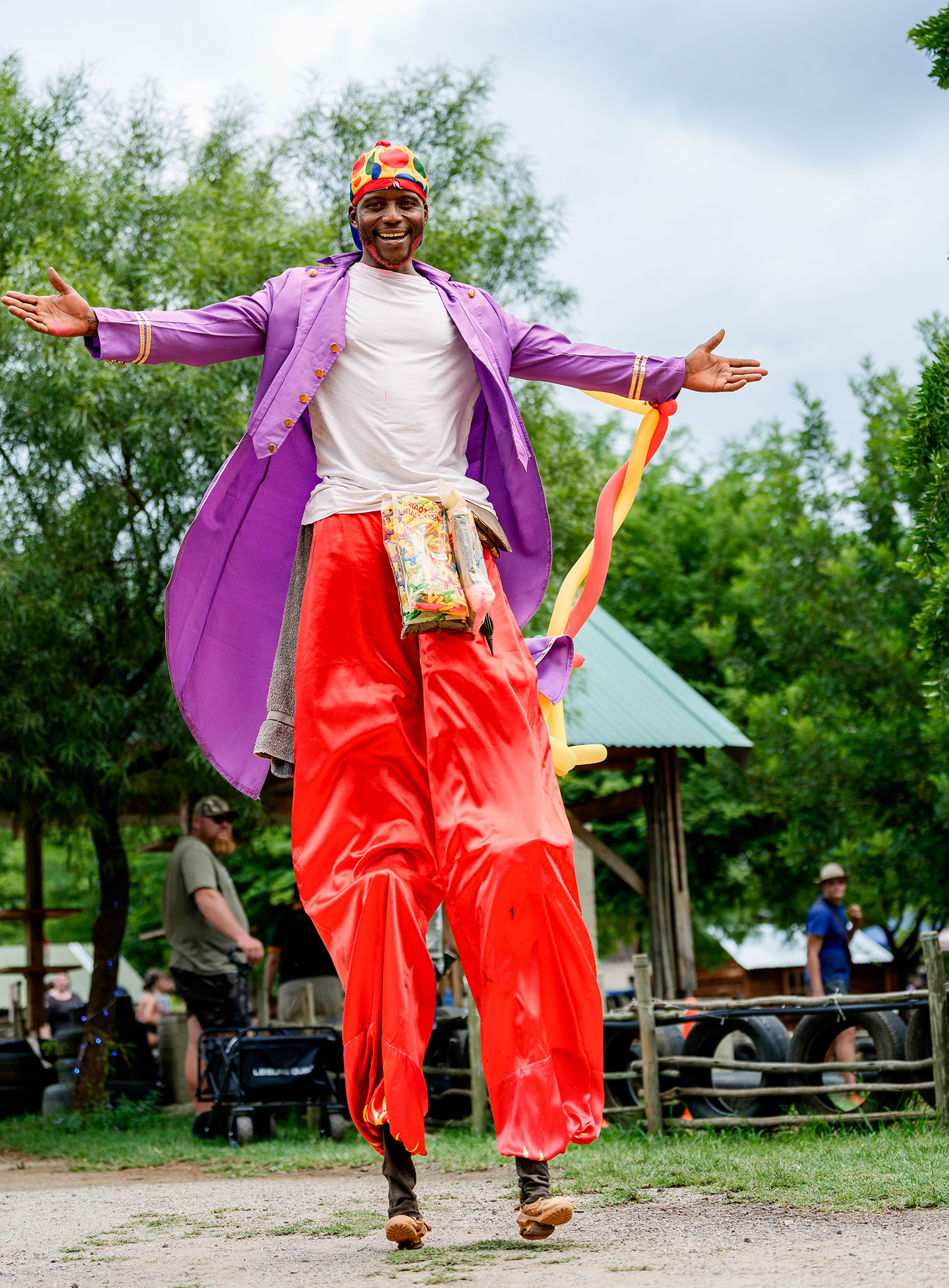 A clown with open arms at the Pretoria Boeremark