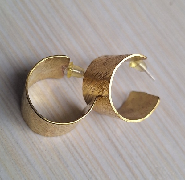 Curved Studs in Brass