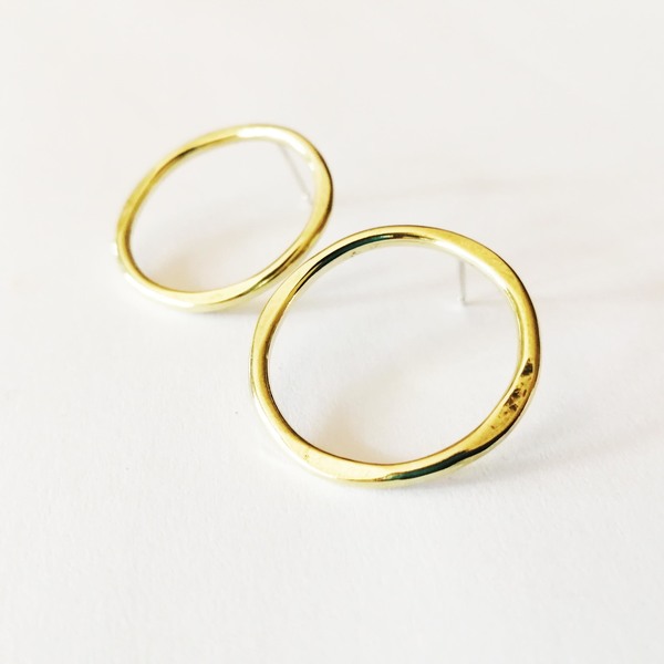 MEDIUM ZANDA stud earrings are available in brass and silver. They are approximately 25mm in diameter and have a sterling silver earring posts!Each pair of earrings purchased is packaged in a jewellery box, making it ready for gifting.Please allow 5-7 working days for manufacturing and 3-4 working days for delivery.