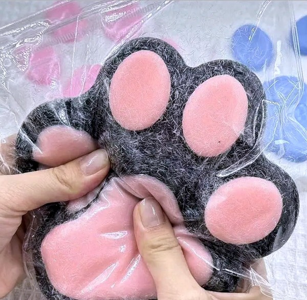 Squishies: Giant Paw (Black & Pink)