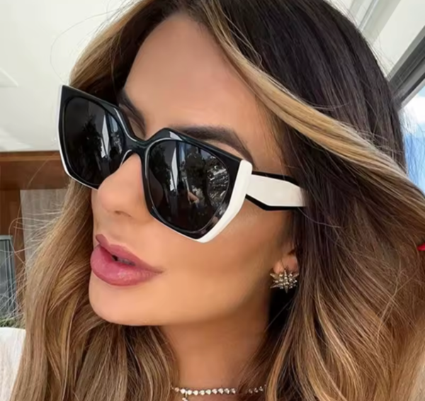 Oversized square bold frame