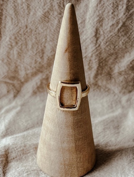 Eleanor Gold Minimalist