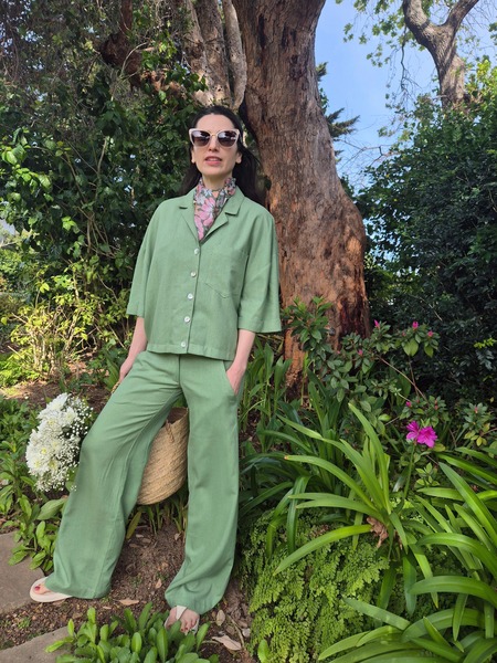 A beautiful shade of sage green with a revere collar and mother of pearl button down centre front. The length is hip length, loose and tapered with an inverted pleat on side seams at hem. Sleeves are loose and 3/4 in length. Worn toether with the sage wide leg linen rayon pant as a set looks striking and luxurious.
Kate is wearing a size small
Sage linen rayon has been pre washed for shrikage.
wash cold cycle at 30 degrees.
NO TUMBLE DRY
 