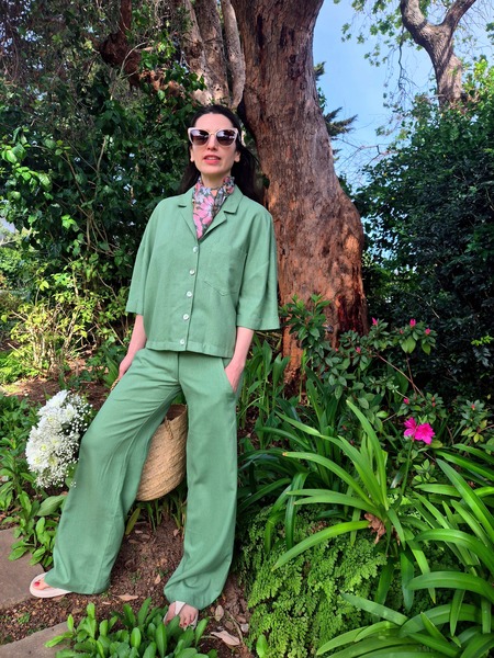 This medium rise wide leg pant in sage linen rayon has deep side pockets a flattering fitted waist band sitting medium waist. The fit is very flattering for all sizes and extremely comfortable.
Kate is wearing a size X Small.
Fabric has been pre  washed for shrinkage.
Cold wash cycle only, 30deg.
 do not Tumble Dry.
