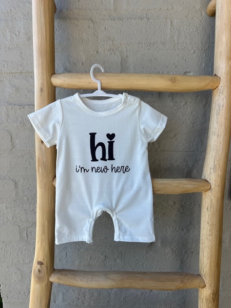 Lielie Baai “Hi, I’m New Here” Newborn Romper