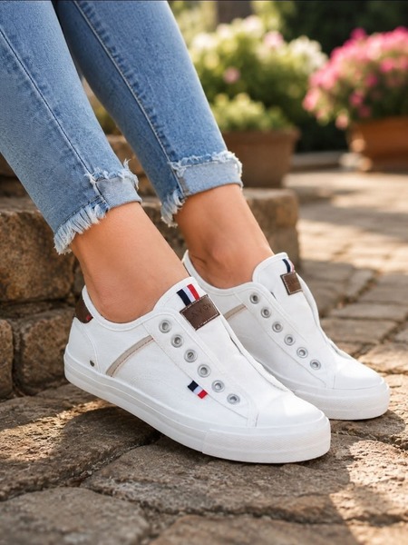 Savoy ~ Swifty ~ White (Sizes 6, 7)