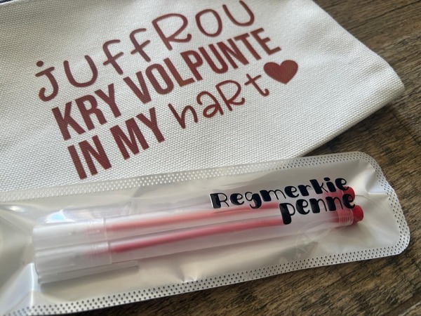 Juffrou Pennesakkie en Rooi Penne